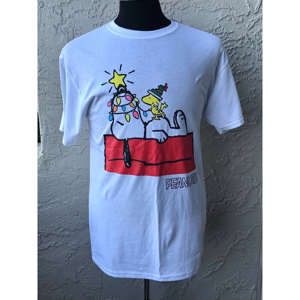 NEW Peanuts Snoopy Woodstock Dog House Christmas Tee Shirt Size M